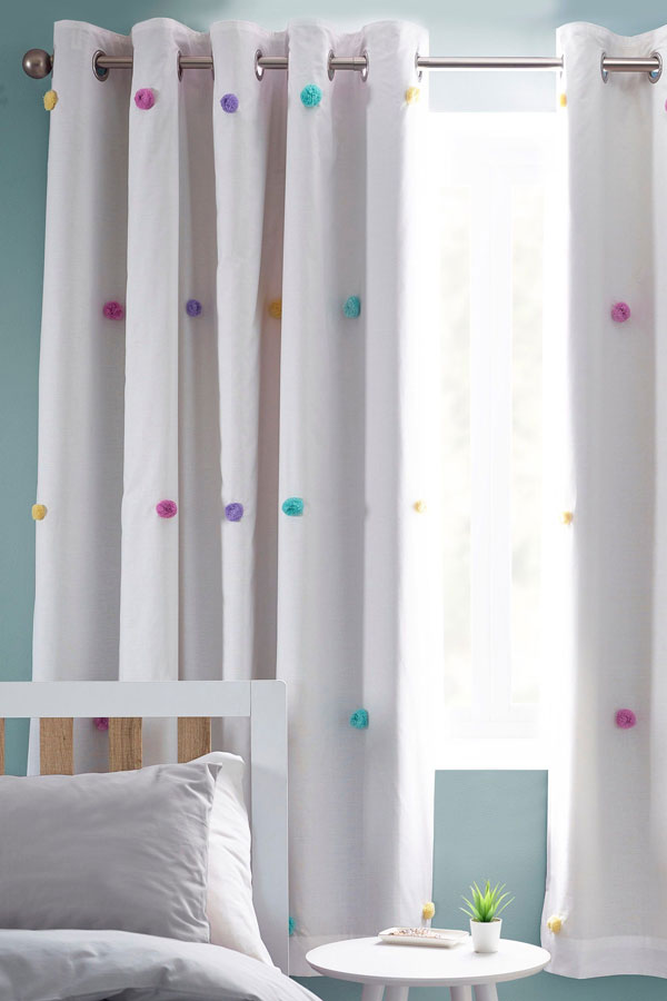 a room with Pom-Pom-curtains