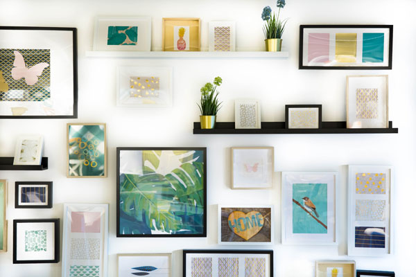 Arrangement-of-various-photo-frame-designs-for-bedroom