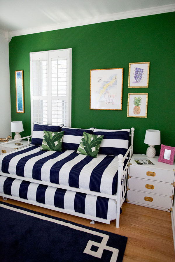 Combining-light-green-walls-and-elements-in-dark-blue-and-white-between-them