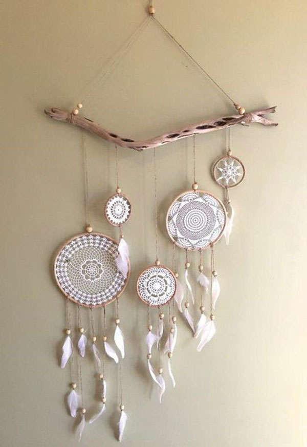 Decorate-the-wall-with-dream-catcher 