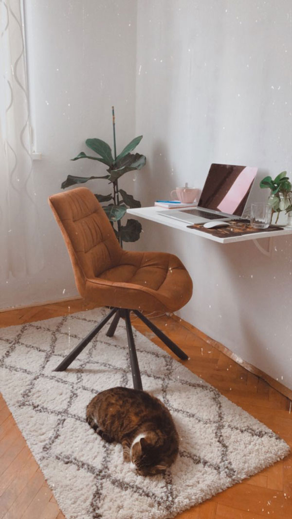 Wall-desk-in-small-bedroom-design