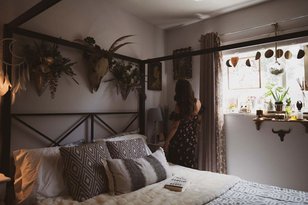 bedroom-with-flower-wall-decoration