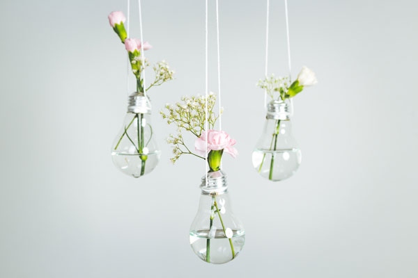 diy-flower-wall-bedroom-bulbs