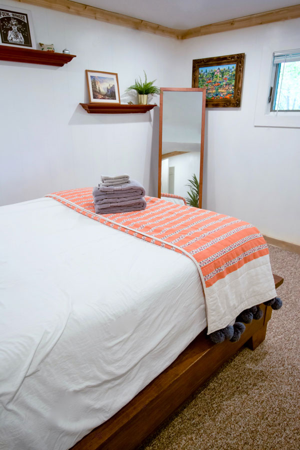 mirror-in-small-bedroom