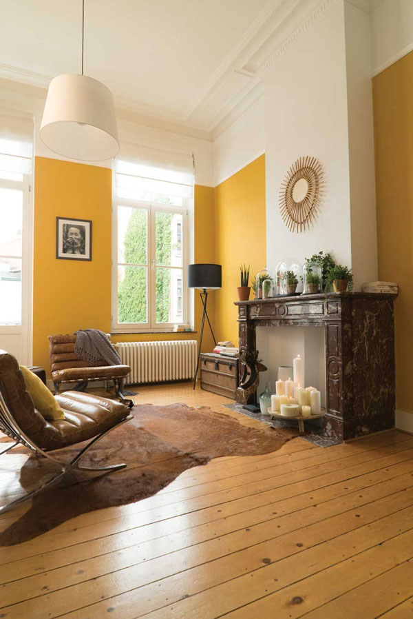 Living-room-painting-with-a-yellow-tonnage