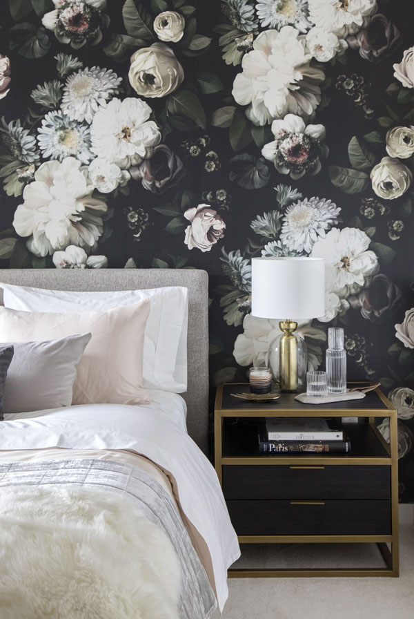 Bedroom-wallpaper-with-floral-designs
