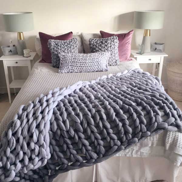 chunky-knit-blankets-on-the-bed