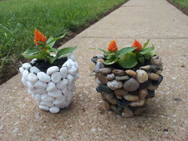 Decorate-the-vase-with-stones