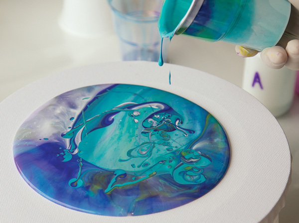 pouring paint on round canvas