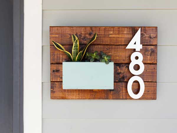 DIY-wooden-planter-with-a-house-number